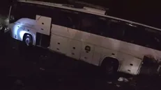 واژگونی یک دستگاه اتوبوس مسافربری در جاده های اصفهان / ۹ نفر جان باختند