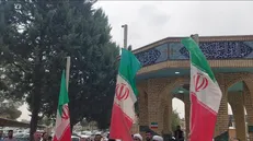 دانشجویان دانشگاه علوم پزشکی کرمانشاه پرچم ایران را به اهتزار درآوردند+فیلم