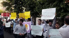 دانشجویان همزمان با جشن تولد ملکه مقابل سفارت انگلیس تجمع کردند + عکس و فیلم