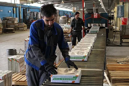 راه&zwnj;حل&zwnj;های بی&zwnj;نتیجه دولت برای حل بحران کارخانه کاشی اصفهان / کارگران از سال ۹۵ طلبکارند!