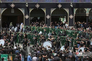 مردم شهر مقدس قم از نقاط مختلف شهر با برپایی دسته‌جات عزاداری به مناسبت روز تاسوعای حسینی به سمت حرم مطهر بانوی کرامت حرکت کرده به عزاداری و سوگواری می‌پردازند. 