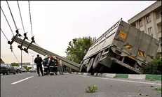 برخورد کامیون با تیر چراغ برق در جاده اراک-قم، ۲ کشته برجای گذاشت