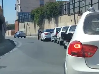 اقدام جالب یک پدر و دختر؛ پذیرایی از مردم در صف پمپ بنزین با شربت