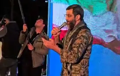 رجزخوانی سید رضا نریمانی با لباس رزم در اجتماع باشکوه مردم غیور اصفهان