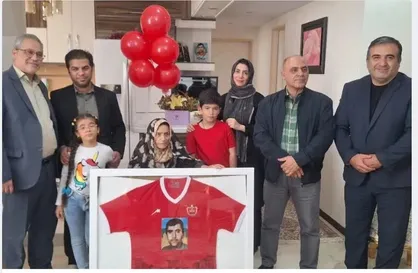 اهدای لباس پرسپولیس به مادر شهید کاوه