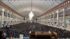 سیل حضور مردم در صحن مصلی اعظم امام خمینی(ره) تبریز / ای رهبر شهیدم راهت ادامه دارد + فیلم