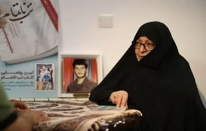 مادر شهید حسین دخانچی: تقریظ رهبر انقلاب بر کتاب &laquo;تب ناتمام&raquo; نشان دهنده مقام شهید است + فیلم
