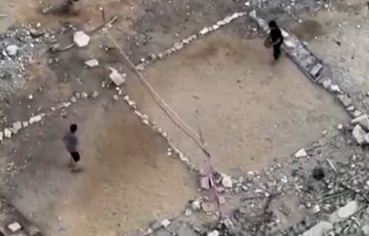 بازی در محاصره آوار؛ تصویر تلخ کودکی در غزه