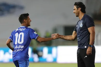 ببینید| اقدام تحسین برانگیز فرهاد مجیدی و کمک به هوادار معلول استقلال