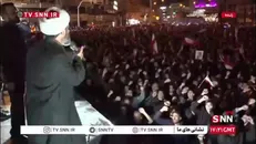 همزمان با مقابله پدافند با اهداف متخاصم در پایتخت مردم عزادار در میدان انقلاب ثابت قدم ایستادند و شعار «الله اکبر» سردادند