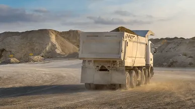 بازنگری در حمل مواد معدنی زنجان / تنها ۴۰ درصد بارها دارای بارنامه هستند