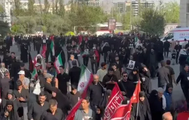 مسیر‌های منتهی به مصلای تهران مملو از جمعیتی که برای وداع با پیکر رهبر شهید انقلاب راهی شدند