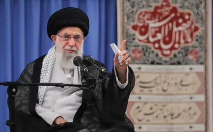 رهبر انقلاب: می&zwnj;توانستیم، اما در راه ساخت بمب اتم وارد نشدیم