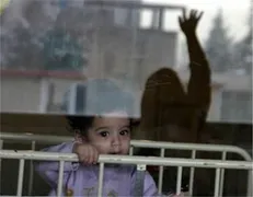 تهیه لباس و عروسک برای دختران بی سرپرست به همت انجمن تحکیم وحدت دانشگاه علوم پزشکی همدان