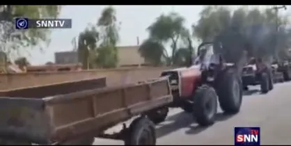 جمعي از كشاورزان و باغداران شهرستان ريگان واقع در شرق استان كرمان با تراكتورهايشان خود را به  حوزه اخذ راي رسانده و راي خود را به صندوق رای انداختند