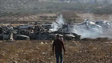 شهرک نشینان صهیونیست با وحشی گری خودروی فلسطینیان را به آتش کشیدند