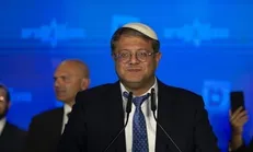 وزیر صهیونیست هتک حرمت قرآن را توجیه، اما سوزاندن تورات را «یهودستیزی» خواند