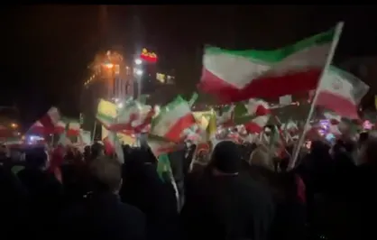 پیش از آغاز مراسم همخوانی سرود ملی در یوم&zwnj;الله ۱۲ فروردین - نارمک - میدان نبوت