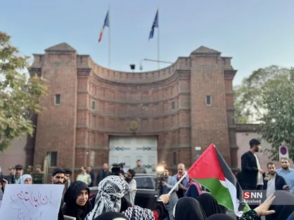 بیانیه ۱۹ تشکل دانشجویی در حمایت از مهدیه اسفندیاری مقابل سفارت فرانسه قرائت شد/ دختر ایران را آزاد کنید + فیلم