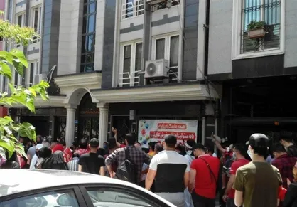 تجمع هواداران پرسپولیس مقابل فدراسیون فوتبال/ شعار تند جلوی چشم عزیزی خادم/ تشویق شدید علی کریمی! + عکس