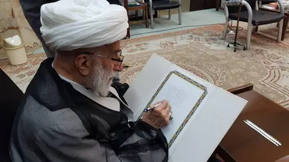 اهدا بخشی از کتاب&zwnj;های شخصی آیت&zwnj;الله جنتی به آستان مقدسه حضرت فاطمه معصومه (س)