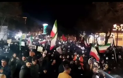 دقایقی بعد از دو حمله اسرائیل و آمریکا به بروجرد سیل جمعیت در خیابان&zwnj;های این شهر