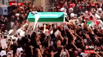 متبرک کردن پارچه و چفیه با تابوت پیکر مطهر رهبر شهید در حرم امیرالمومنین (ع) + فیلم