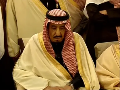 فیلم/ به زحمت افتادن شاه سعودی در روخوانی متن سخنرانی افتتاحیه اجلاس سران عرب