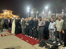 اقامه نماز استغاثه اهالی رشت به امام زمان (عج) در نودمین شب ایستادگی +فیلم