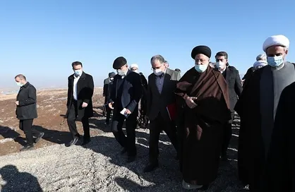 بازدید آیت&zwnj;الله رئیسی از محل انباشت کیک روی زنجان/ فواید ثروت ناشی از استحصال پسماند روی باید نصیب مردم زنجان شود