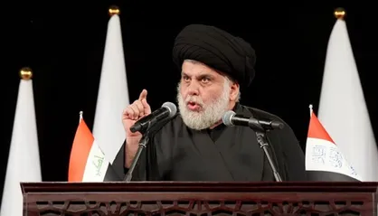 حضور مقتدی صدر در مجلس سوگواری شهادت امام خامنه&zwnj;ای در حرم مولا امیرالمومنین حضرت علی (ع) + فیلم