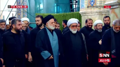 ورود حجت الاسلام مروی تولیت آستان قدس رضوی و آیت الله مصطفی خامنه ای فرزند ارشد رهبر شهید به جمع مردم جهت اقامه نماز