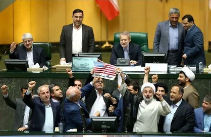 فیلم/ به آتش کشيدن پرچم آمريکا در مجلس، در پي خروج اين کشور از برجام