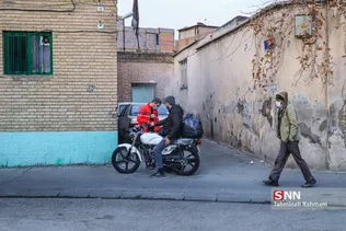  در مرحله توزیع شال و کلاه های بافته شده، گروه جهادی والعصر متشکل از طلابی که در محله دروازه غار و خیابان شوش و مولوی تهران مشغول خدمت رسانی هستند، به کمک گروه جهادی شهیدان رستمی آمده و تعدادی از شال و کلاه ها را در این محله توزیع می کنند.