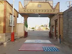 حرکت انقلابی واستکبارستیزانه فرماندار بندرلنگه/ نقاشی پرچم آمریکا و اسرائیل در محل ورودی فرمانداری