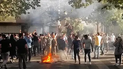 اختصاصی دانشجو | بسته&zwnj;های کمک به مستمندان که در مسجد سوخته سالم مانده بود / مسجد فقط ساختمان نیست ریشه است