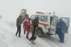 نجات جان ۳ معلم گرفتار در برف و کولاک