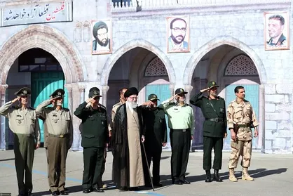 رهبرانقلاب در دانشگاه امام حسین (ع) حضور یافتند