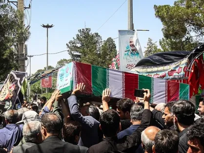 پیکر شهدای امدادگر روی دست همرزمانشان تشییع شدند