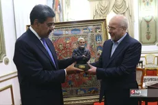 هدیه خانوده شهید حاج قاسم سلیمانی برای نیکولاس مادورو