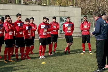 دختری که با لباس و چهره&zwnj; مردانه بازی پرسپولیس و فولاد را از نزدیک دید!+عکس