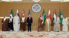 عطوان: عربستان، قطر و بحرین برای عدم حضور در نشست عمان تحت فشار آمریکا قرار گرفتند + فیلم