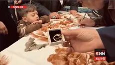 ببینید/ حمایت زنان عراقی از ایران با اهدای طلا