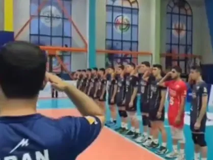 بعد از تیم بزرگسالان؛ سلام نظامی تیم والیبال زیر ۱۶ سال ایران در جریان برگزاری مسابقات آسیای مرکزی