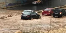 اتوبوس دانش‌آموزان در اردن گرفتار سیل شد