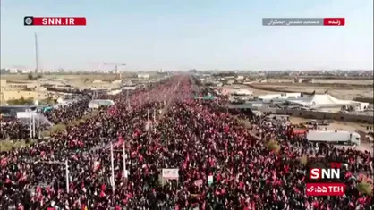 تصاویر هوایی از جمعیت پرشور مردم بعد از اقامه نماز بر پیکر رهبر شهید انقلاب در مسیر مسجد جمکران