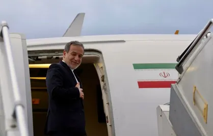عباس عراقچی وزیر امورخارجه جمهوری اسلامی ایران، در ادامه رایزنی&zwnj;های منطقه&zwnj;ای کشورمان راجع به تحولات منطقه، در راس هیاتی رسمی عازم بحرین و کویت شد