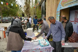 یک زوج شیرازی همزمان با فرارسیدن 22 اسفندماه، سالروز گرامیداشت مقام شهدا، آغاز زندگی مشترک خود را در جوار مزار شهدای گمنام گلزار شهدای این شهر جشن گرفتند.