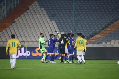 اتفاق حیرت انگیر در بازی استقلال؛ سرمربی نفت درخواست VAR داد!