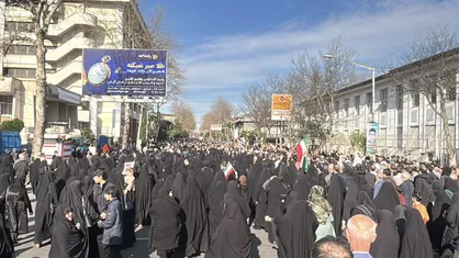 پاسخ مردم رشت به اغتشاشگران / تا پای جان پای انقلاب هستیم + فیلم